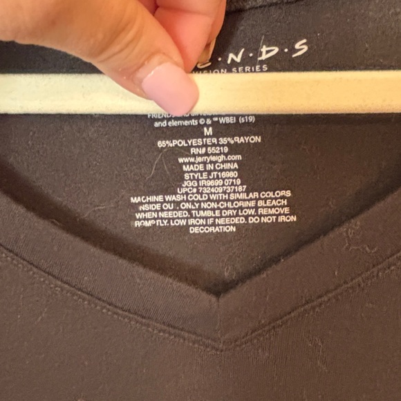 FRIENDS Black V-Neck Women's Short Sleeve T Shirt in Women’s Medium Casual TV - Picture 3 of 6